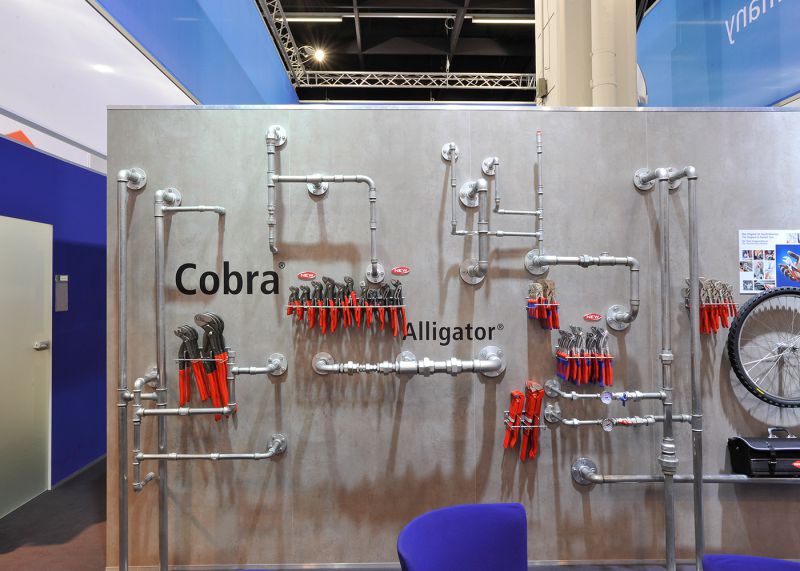 Stracke_Deco_Messe_Dekoration_Practical_World_Knipex_Messestand_Zangenwand.JPG