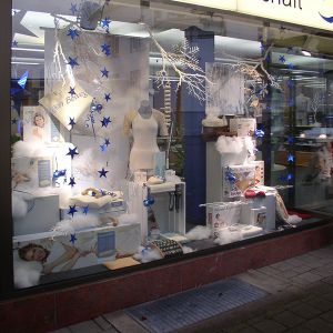 Stracke_Deco_Winterdekoration_Sanitaetshaus_Schaufenster.jpg