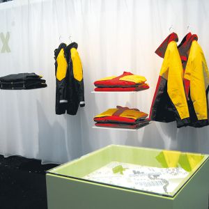 Stracke_Deco_Messe_Vitrine_DHL_Jacke.jpg