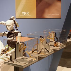 Stracke_Deco_Messe_Vitrine_Zipper.jpg
