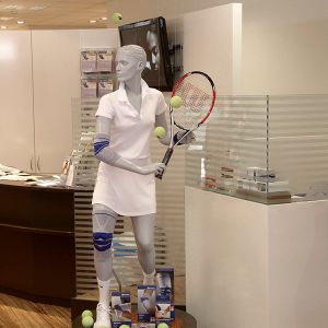 Stracke_Deco_Tennisspielerin_Deko_Sanitaetshaus.jpg