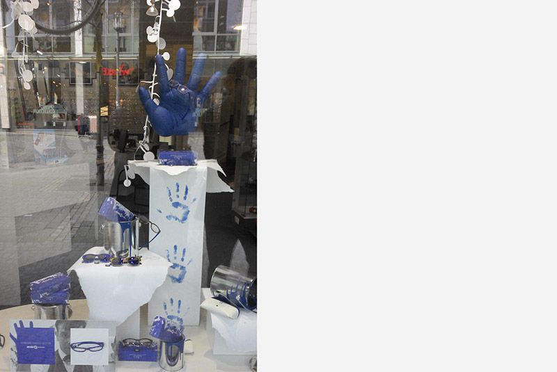 Stracke_Deco_Shop_Retail_Schaufensterdekoration_Optiker_Haende_03.jpg