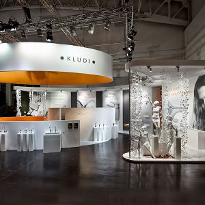 Stracke_Deco_Messe_Figurengruppe-Papierdekoration-Kludi-ISH-2014.jpg