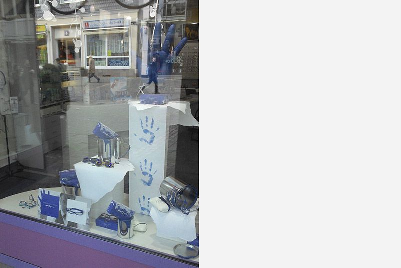 Stracke_Deco_Shop_Retail_Schaufensterdekoration_Optiker_Haende_01.jpg