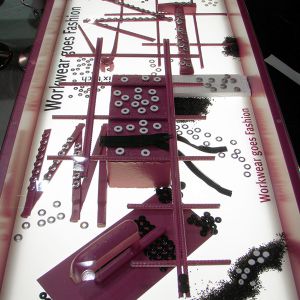 Stracke_Deco_ERNST_Messestand_Vitrinendekoration-Workwear.jpg