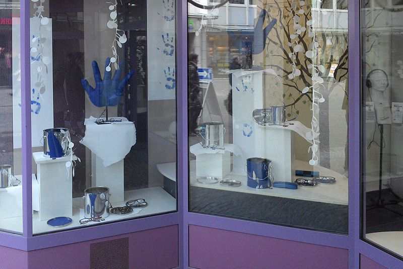 Stracke_Deco_Shop_Retail_Schaufensterdekoration_Optiker_Haende_04.jpg