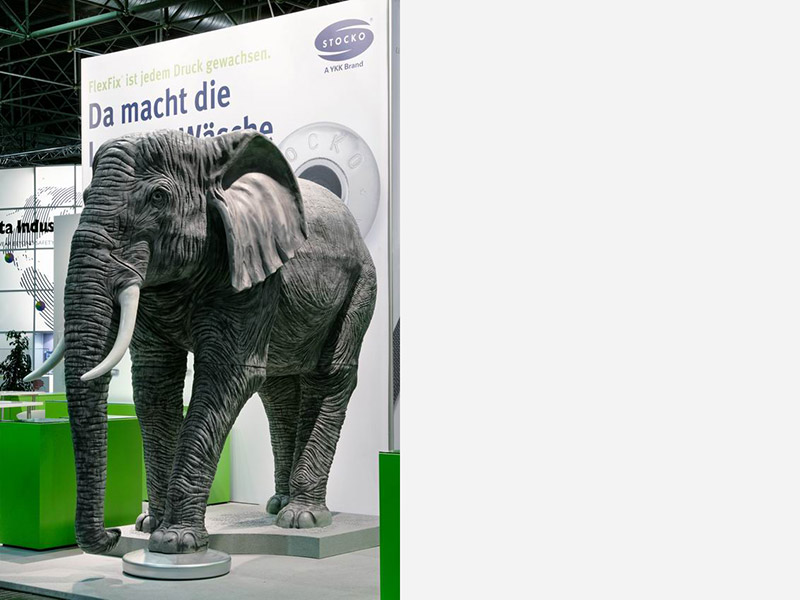 Stracke_Deco_Messe_Dekoration_A+A_Grasdeko_YKK_Elefant_XXL_01.jpg