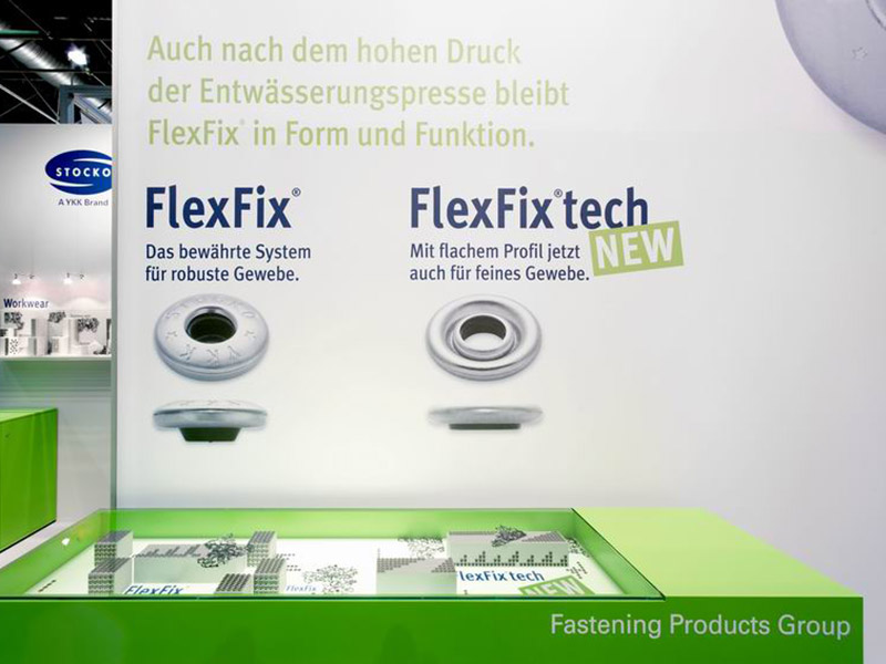 Stracke_Deco_Messe_Dekoration_A+A_Grasdeko_YKK_Vitrinendekoration_Druckknoepfe_0.jpg