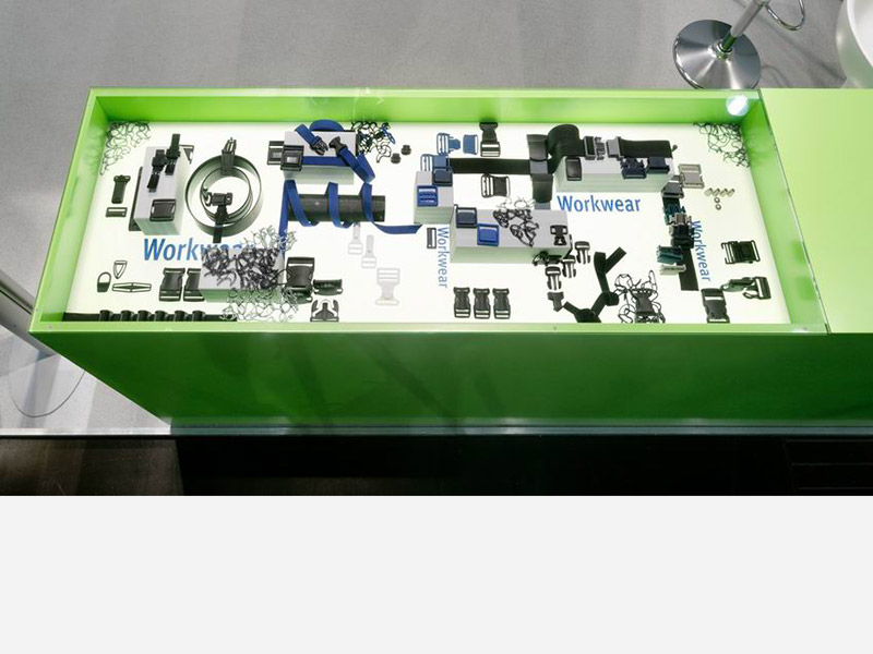 Stracke_Deco_Messe_Dekoration_A+A_Grasdeko_YKK_Vitrinendekoration_Druckknoepfe_03.jpg