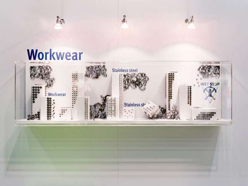 Stracke_Deco_Messe_Dekoration_A+A_Grasdeko_YKK_Vitrinendekoration_Knoepfe_02.jpg
